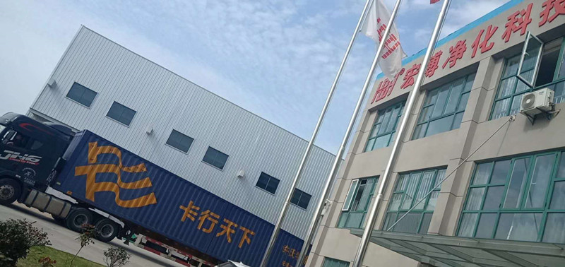 宏博生产车间忙碌不停，运输货车等待装车发货
